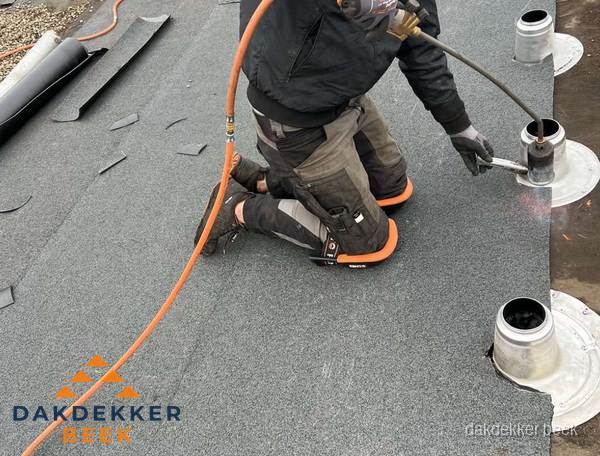 Dakdekker repareert bitumen dakleer bij dakdoorvoer in Beek Dakdekker repareert bitumen dakleer bij dakdoorvoer in Beek