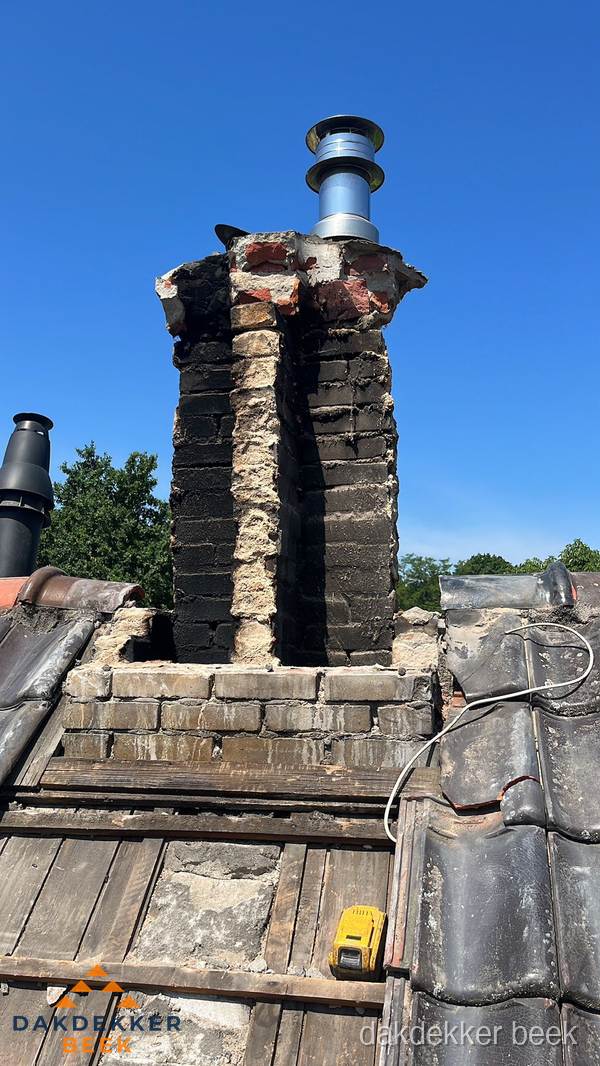 Beschadigde schoorsteen met nieuwe rookgasafvoer op oud dak in Beek Beschadigde schoorsteen met nieuwe rookgasafvoer op oud dak in Beek