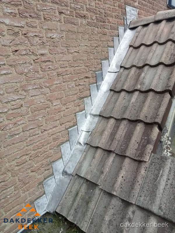 Loodslabben langs dakaansluiting bij bakstenen muur in Beek Loodslabben langs dakaansluiting bij bakstenen muur in Beek