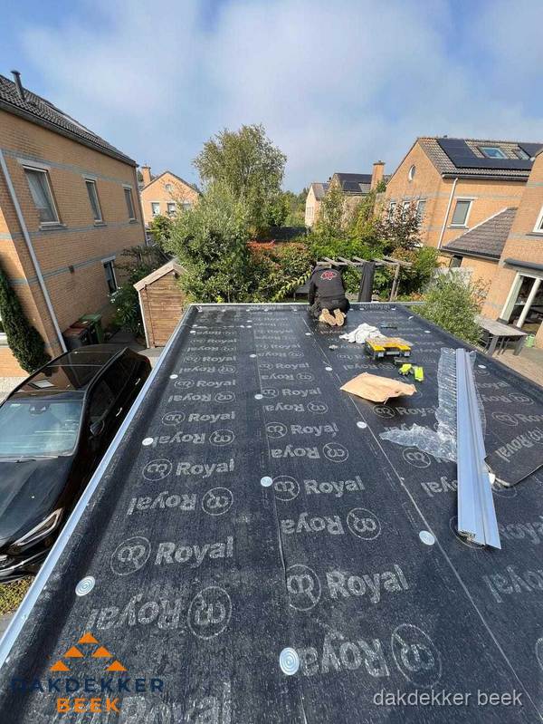 Nieuwe Royal bitumen dakbedekking op plat dak van aanbouw in Beek Nieuwe Royal bitumen dakbedekking op plat dak van aanbouw in Beek