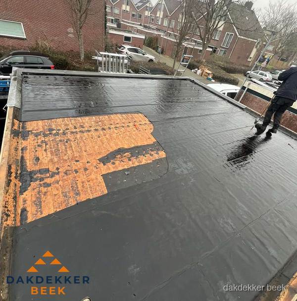 Dakdekker brengt EPDM dakbedekking aan op plat dak in Beek Dakdekker brengt EPDM dakbedekking aan op plat dak in Beek