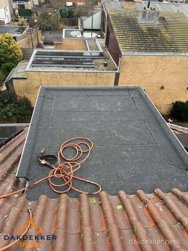 Reparatie aansluiting plat dak en schuin dak in Beek Reparatie aansluiting plat dak en schuin dak in Beek