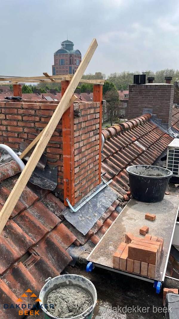 Schoorsteen renovatie met metselwerk op schuin dak in Beek Schoorsteen renovatie met metselwerk op schuin dak in Beek