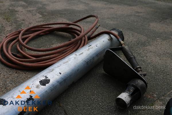 Dakdekker gasbrander en gereedschap voor spoedklus in Beek