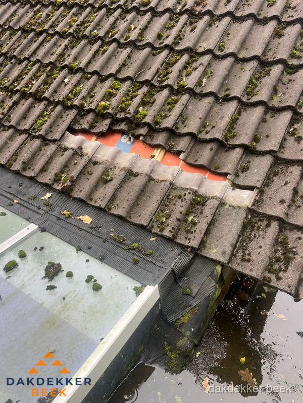 Beschadigd pannendak met ontbrekende dakpannen voor reparatie in Beek Beschadigd pannendak met ontbrekende dakpannen voor reparatie in Beek