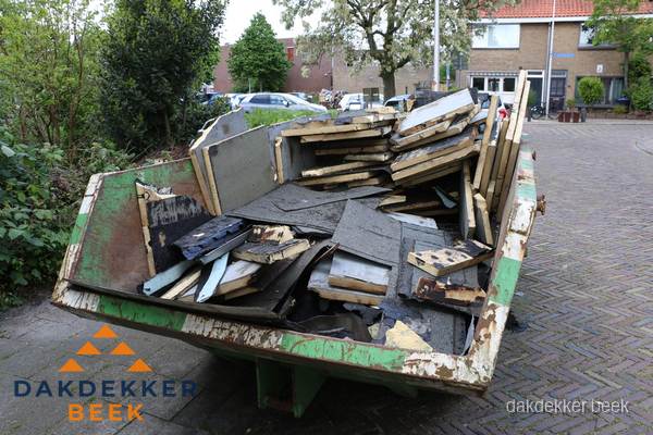 Puincontainer met oud dakmateriaal na dakrenovatie in Beek Puincontainer met oud dakmateriaal na dakrenovatie in Beek
