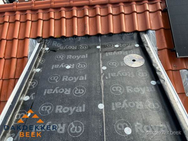 Nieuw dak met dakpannen en Royal onderlaag bij woning in Beek Nieuw dak met dakpannen en Royal onderlaag bij woning in Beek