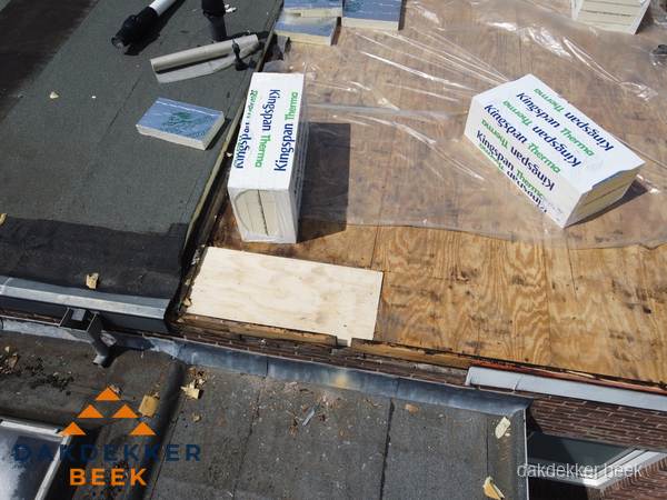 Plat dak isolatie met Kingspan isolatieplaten tijdens renovatie in Beek Plat dak isolatie met Kingspan isolatieplaten tijdens renovatie in Beek