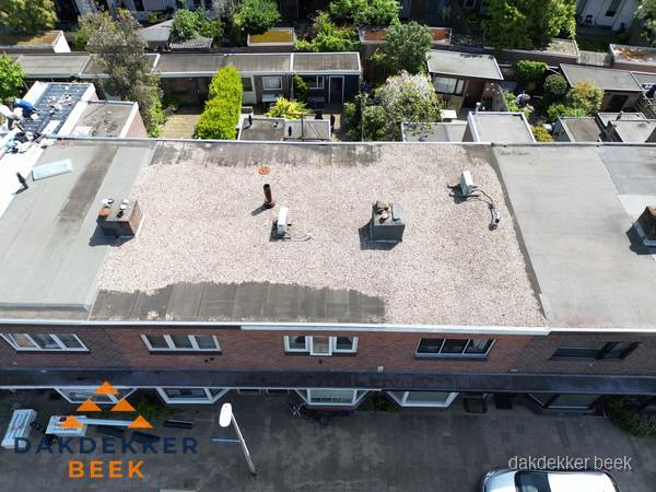 Plat dak met grindballast en dakdoorvoeren in Beek Plat dak met grindballast en dakdoorvoeren in Beek
