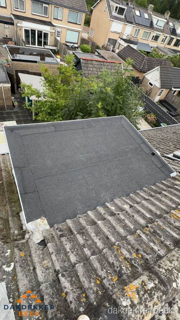 Plat dak aanbouw met bitumen dakbedekking in woonwijk Beek Plat dak aanbouw met bitumen dakbedekking in woonwijk Beek