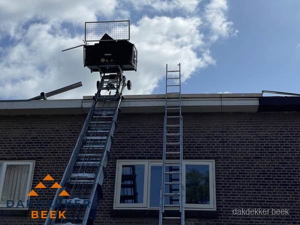 Ladderlift en ladder bij woning voor dakinspectie in Beek Ladderlift en ladder bij woning voor dakinspectie in Beek