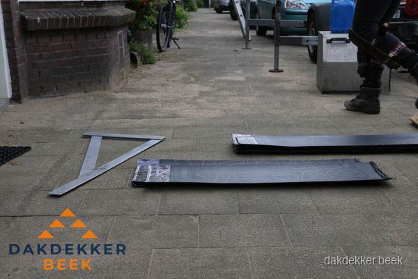 Dakbedekkingsmateriaal en zinkwerk klaargelegd voor reparatie in Beek Dakbedekkingsmateriaal en zinkwerk klaargelegd voor reparatie in Beek