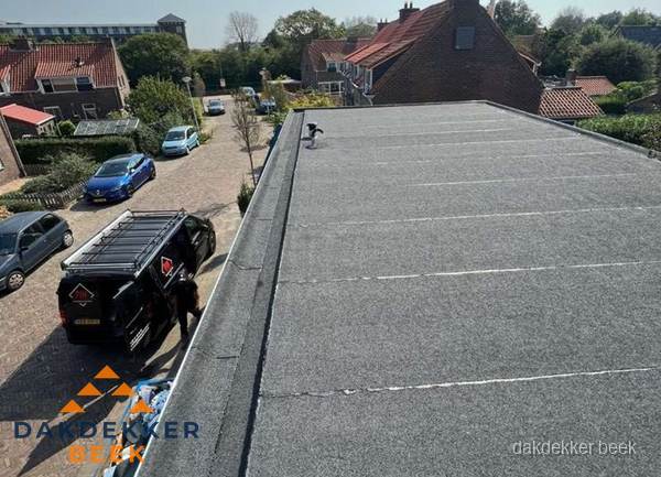 Nieuw bitumen plat dak met uitzicht over woonwijk in Beek