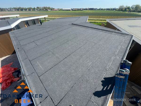 Nieuw bitumen plat dak met uitzicht over landschap in Beek Nieuw bitumen plat dak met uitzicht over landschap in Beek