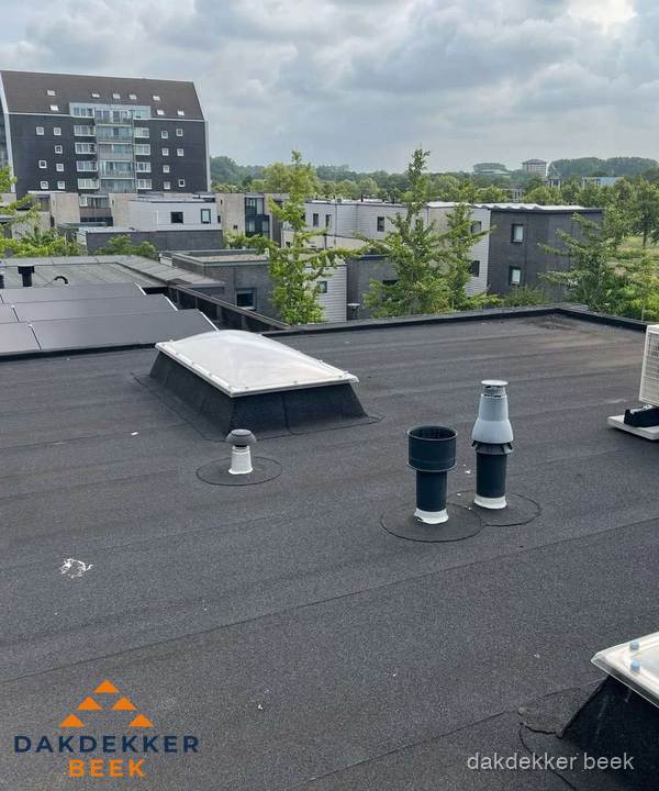 Groot plat dak met lichtkoepel en dakdoorvoeren in Beek Groot plat dak met lichtkoepel en dakdoorvoeren in Beek