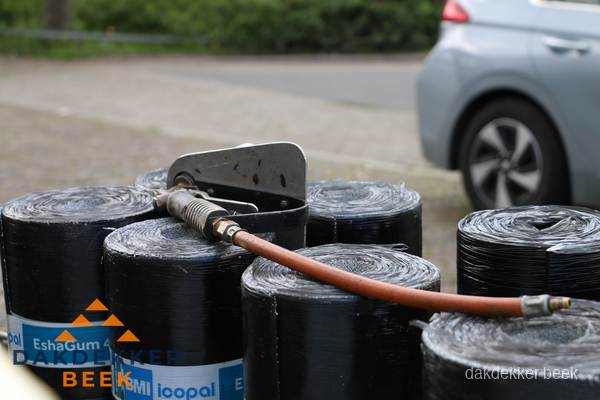 Rollen bitumen dakbedekking EshaGum klaar voor installatie in Beek Rollen bitumen dakbedekking EshaGum klaar voor installatie in Beek