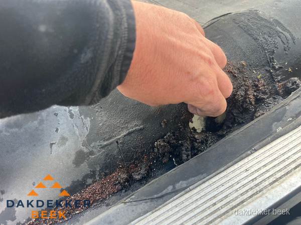 Schade aan bitumen dakbedekking op plat dak in Beek Schade aan bitumen dakbedekking op plat dak in Beek