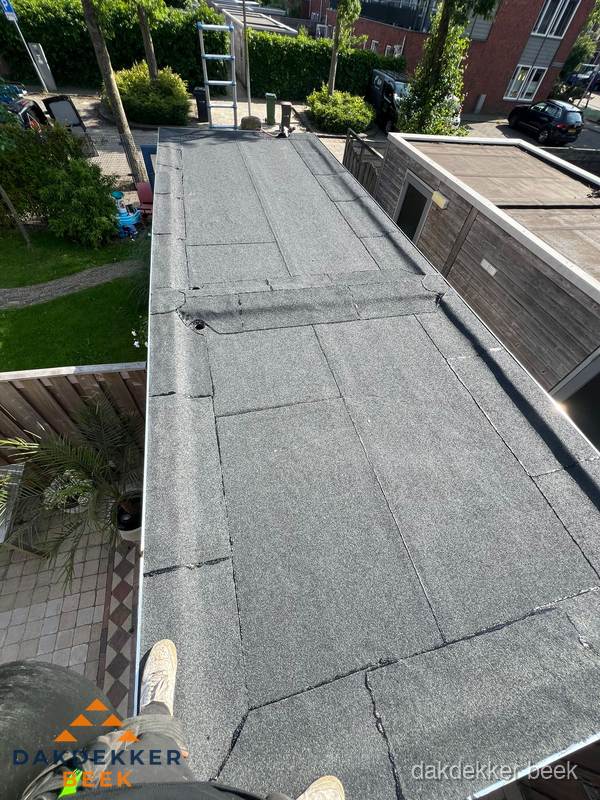Bitumen plat dak rijtjeswoning vanuit dakdekker perspectief in Beek Bitumen plat dak rijtjeswoning vanuit dakdekker perspectief in Beek