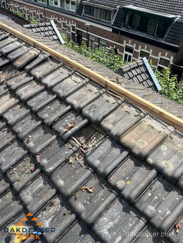 Dakonderhoud aan schuin pannendak met nokvernieuwing in Beek Dakonderhoud aan schuin pannendak met nokvernieuwing in Beek