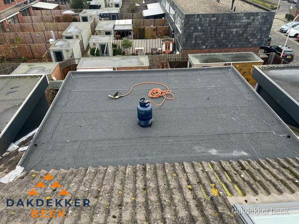 Plat dak met bitumen dakbedekking en brander in Beek Plat dak met bitumen dakbedekking en brander in Beek