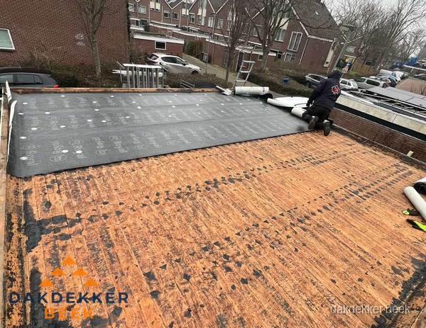 Dakdekker legt onderlaag op plat dak met houten constructie in Beek Dakdekker legt onderlaag op plat dak met houten constructie in Beek