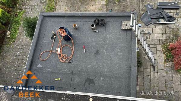 Plat dak met nieuwe bitumen bedekking in Beek Plat dak met nieuwe bitumen bedekking in Beek
